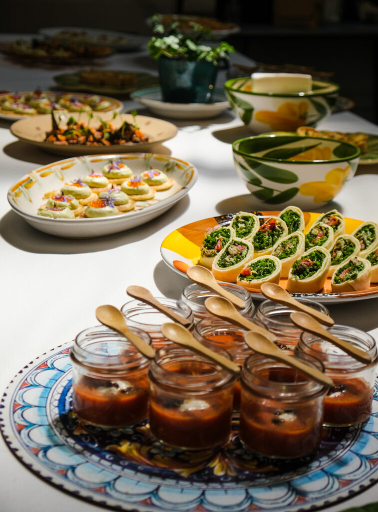 Table avec assiettes de fingerfood traiteur evenementiel
