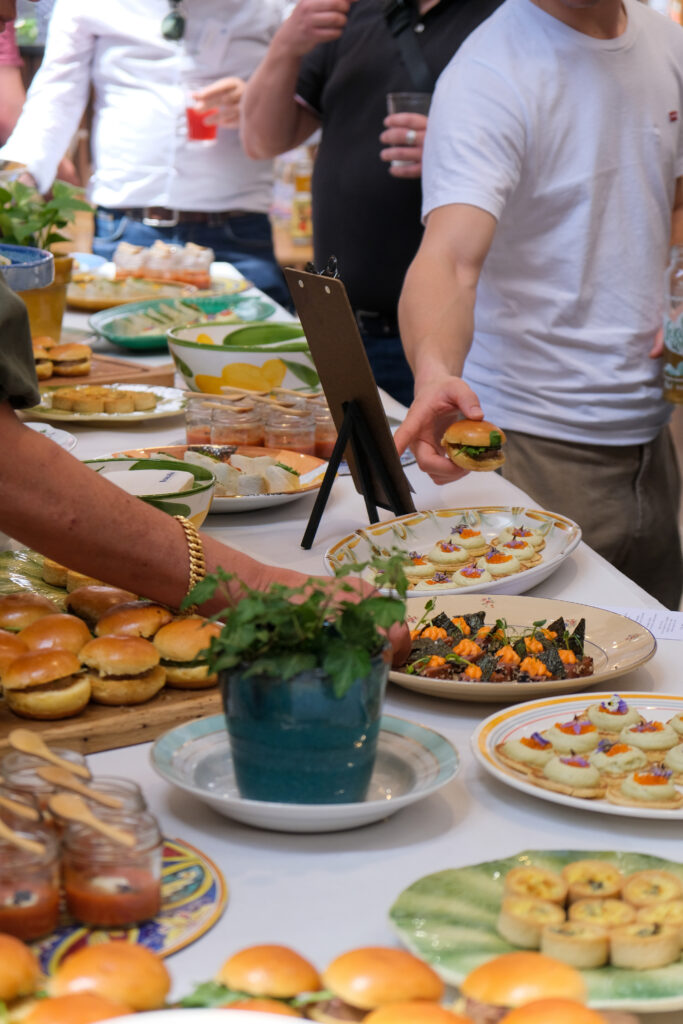 Table avec assiettes d'amuses-bouche cocktail